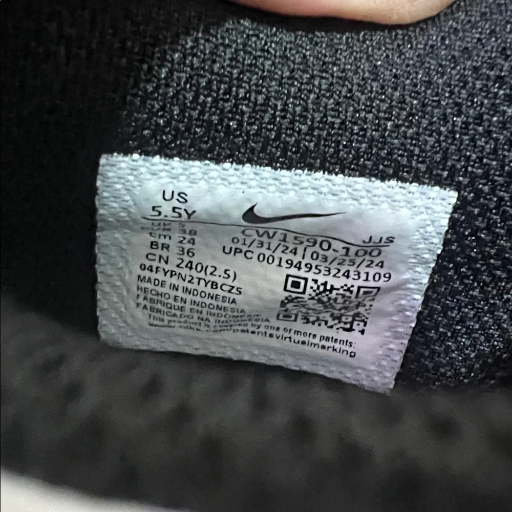 Nike Kids Black and White Sneakers - Picture 5 of 5
